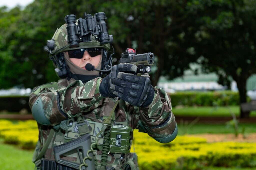 soldados brasileiros com equipamentos tecnológicos