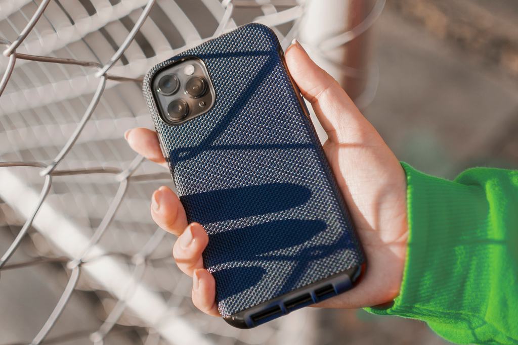 celular protegido por capinha