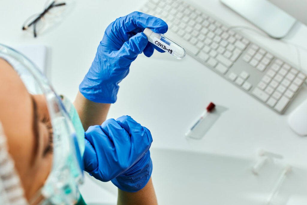 cientistas trabalhando em laboratório de vacinas