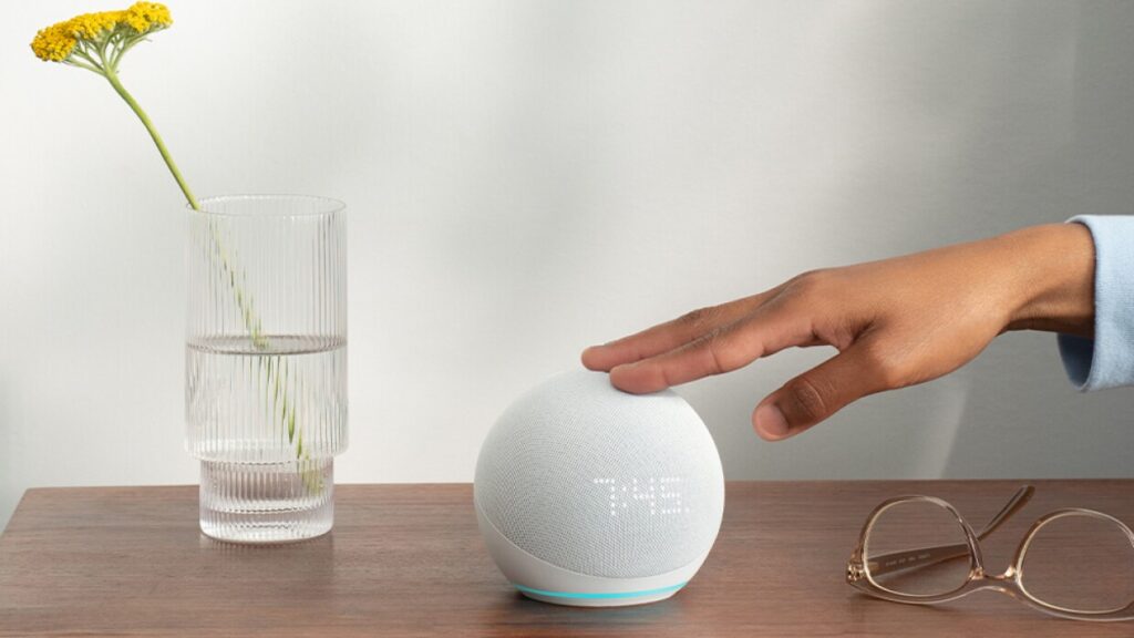 Echo Dot em uso na sala de estar
