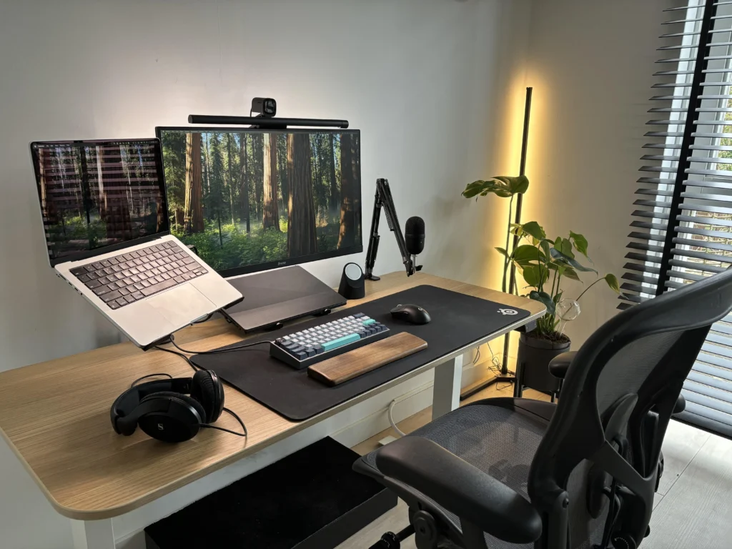 notebook e computador desktop em mesa