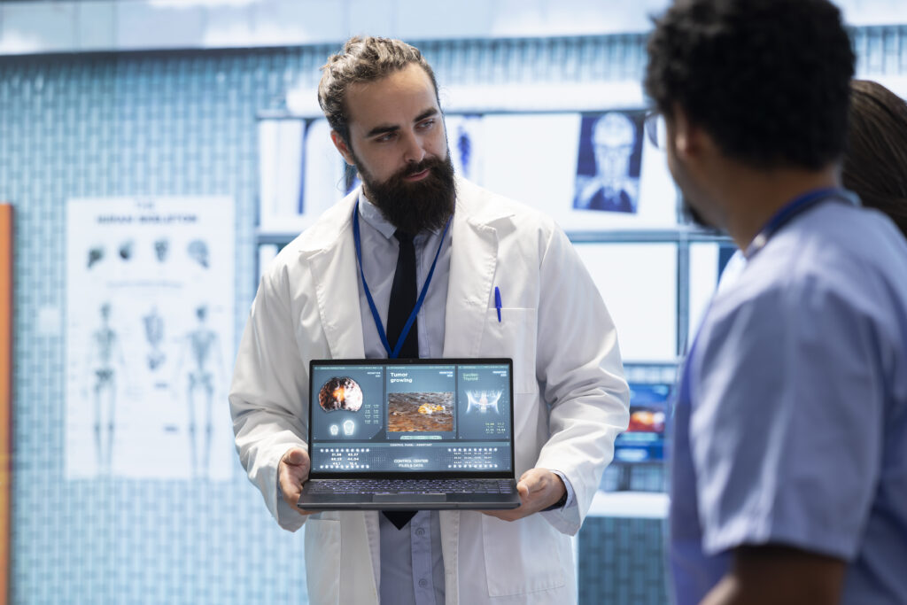 médico usando sistema de IA em hospital