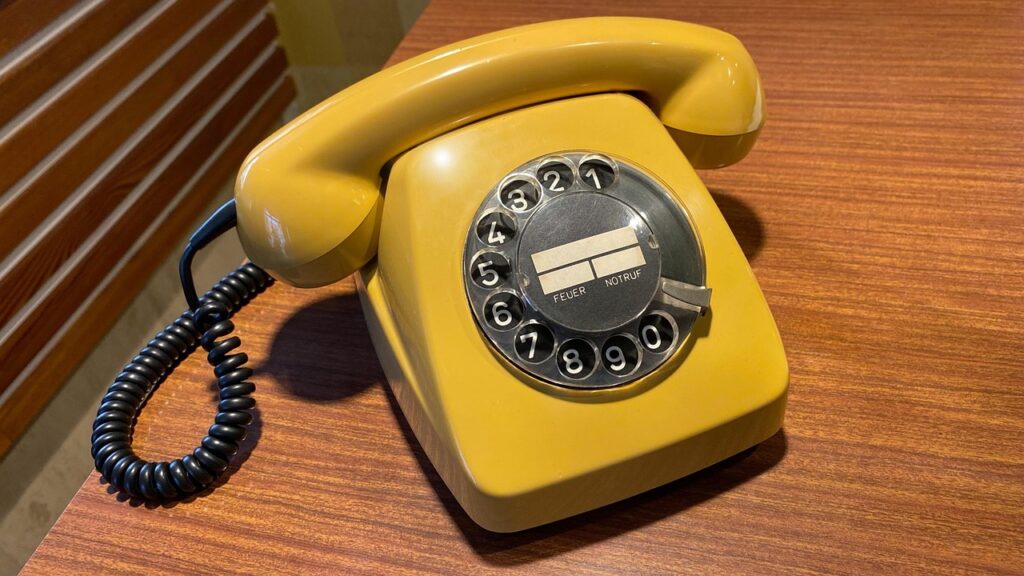 comparação entre celular antigo e moderno