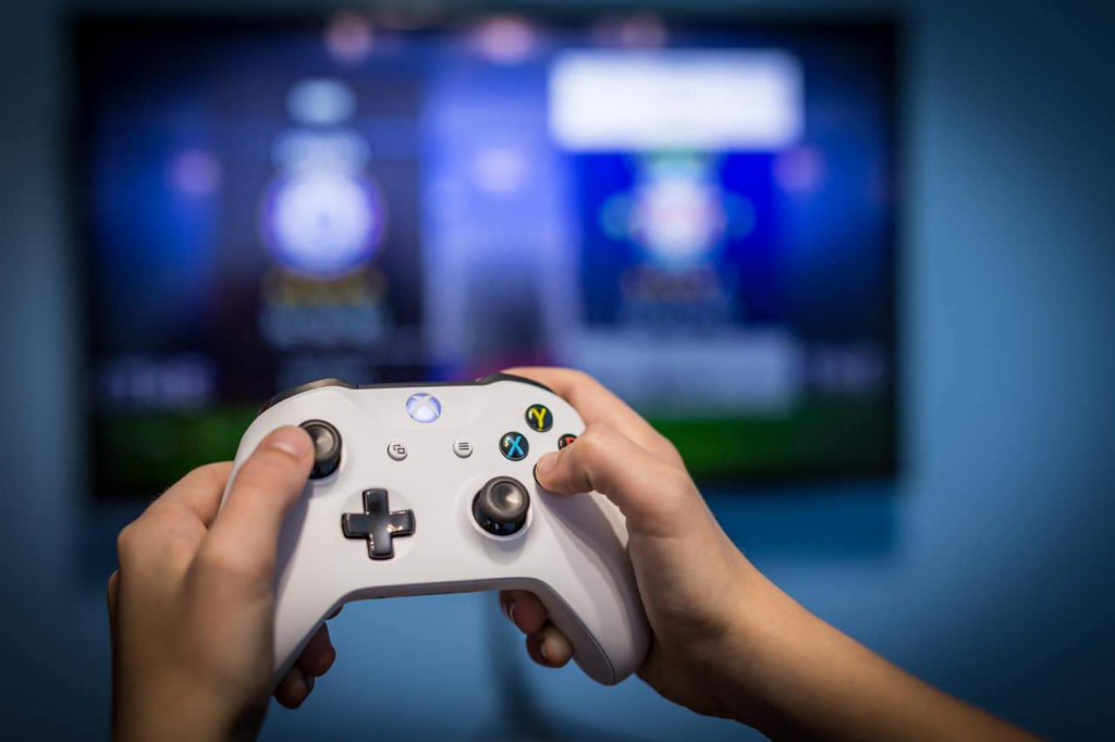 jogador utilizando controle no Xbox Series S